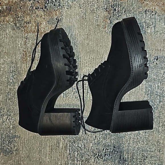 Torrid Black Chunky Heel Shoes - Picture 2 of 6